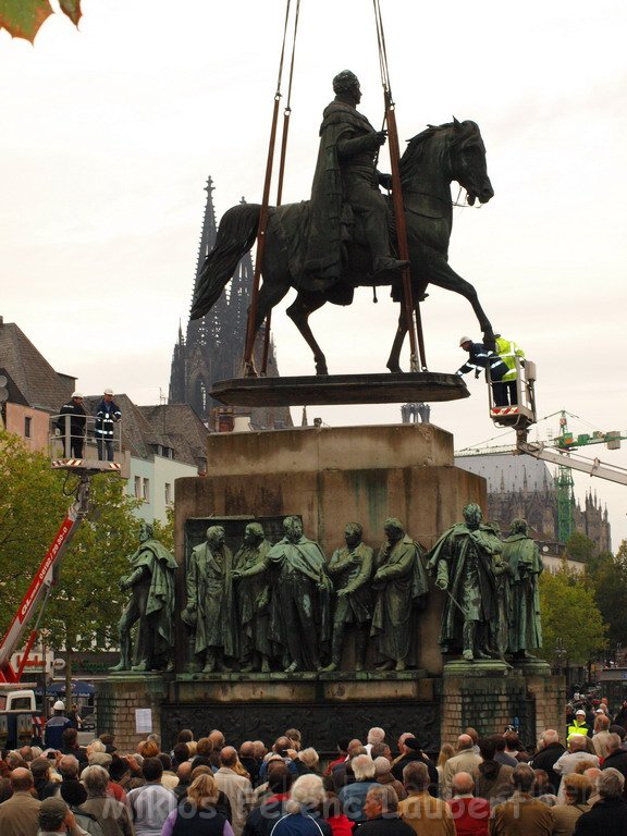 Reiterdenkmal kehrt zurueck auf dem Heumarkt P73.JPG